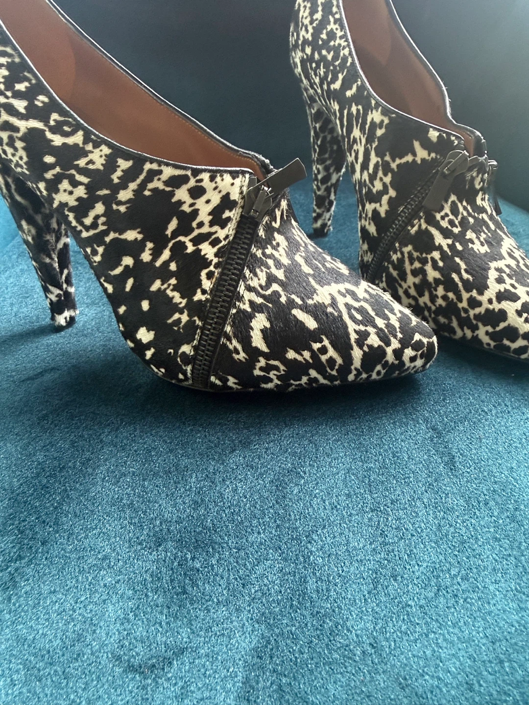 Sigerson Morrison Black & White Cow Print Heels Size 9 - photo 3