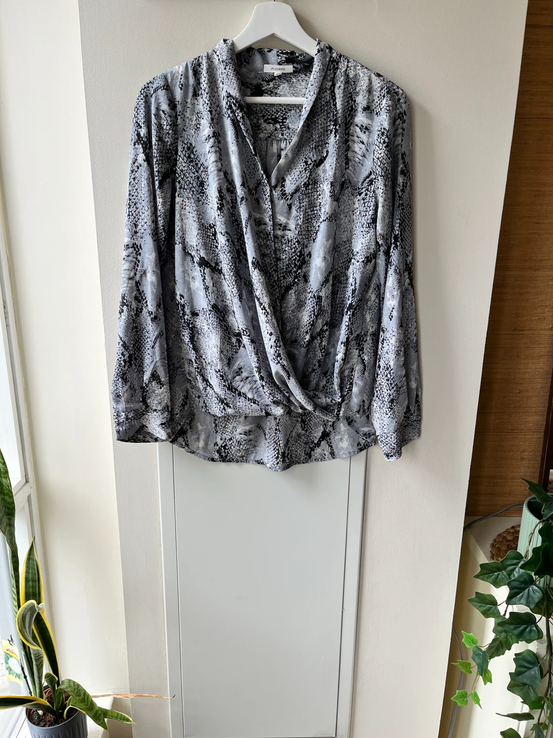 Snake Print Top Blouse size Small - photo 2