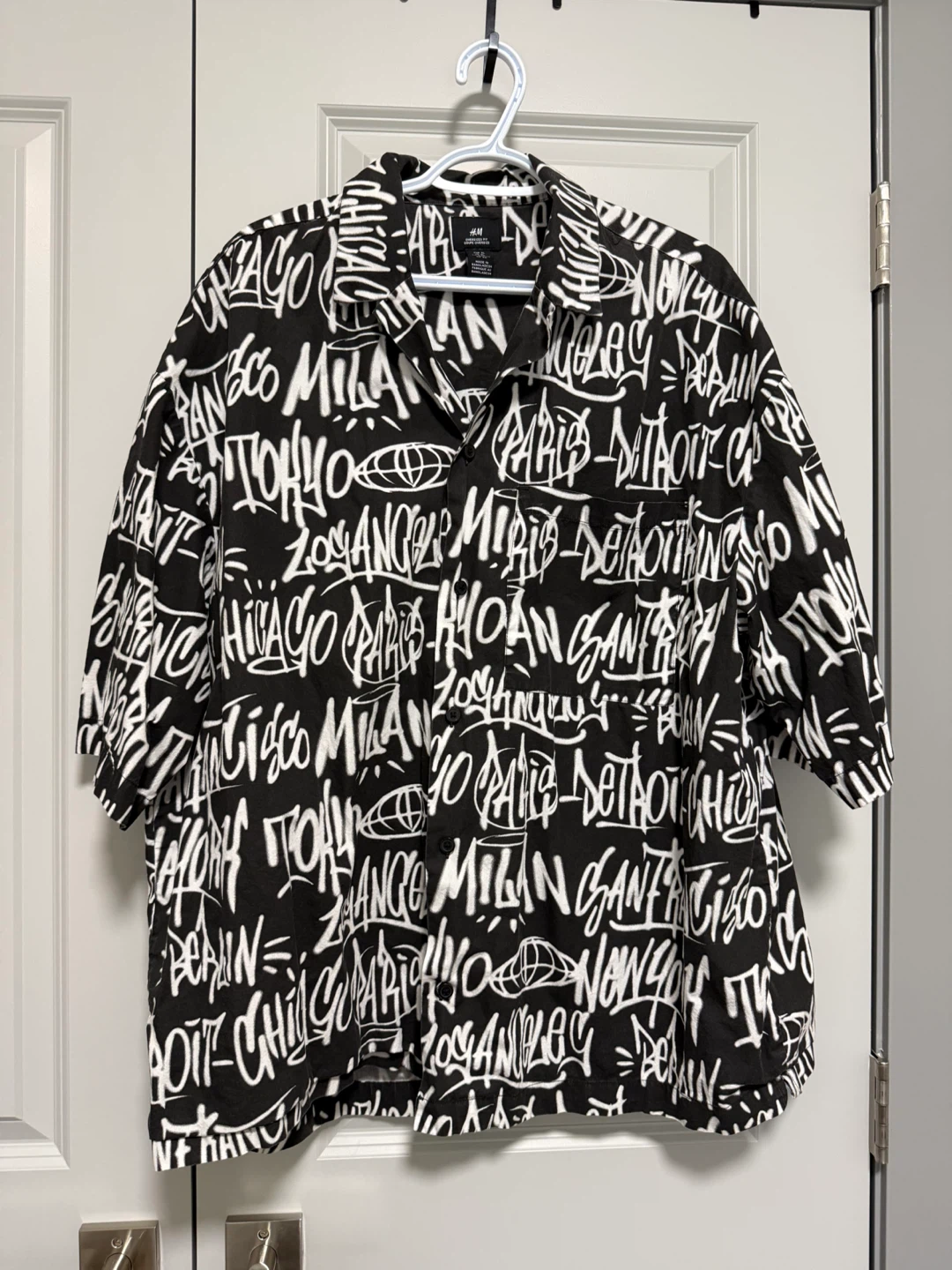 H&M Men's Graphic Print Short Sleeve Shirt