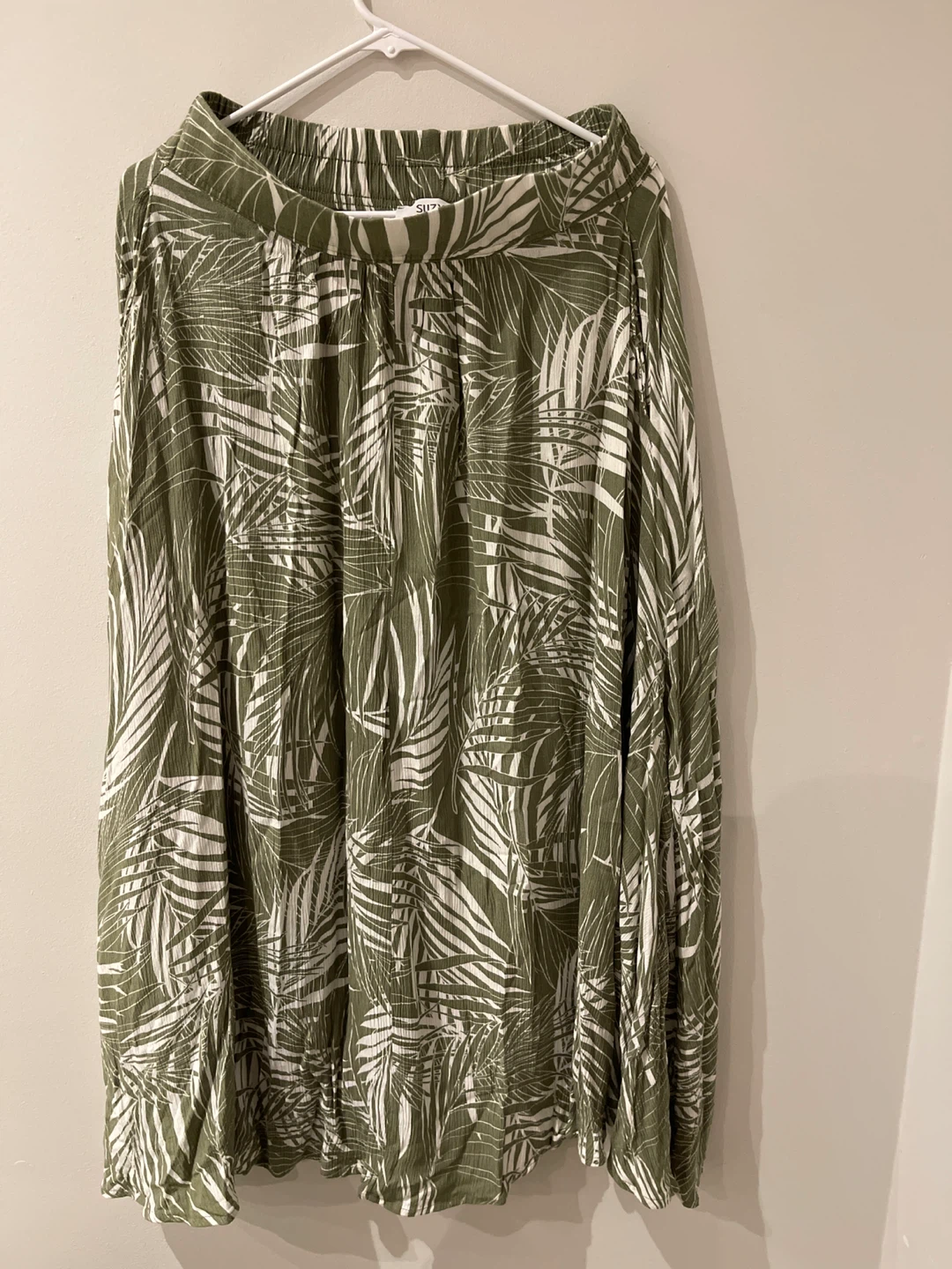 Suzy Shier Women's Green Leaf Print Maxi Skirt
