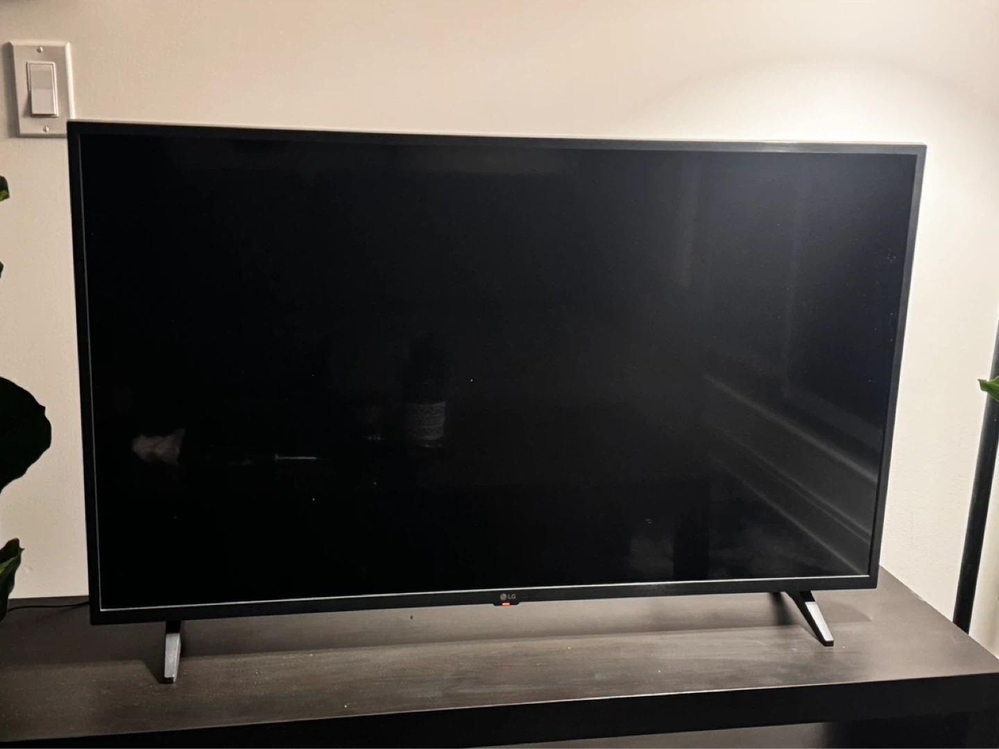 LG 4K UHD Smart TV - photo 2