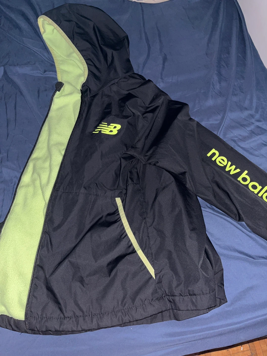 Veste à capuchon New Balance noire et lime