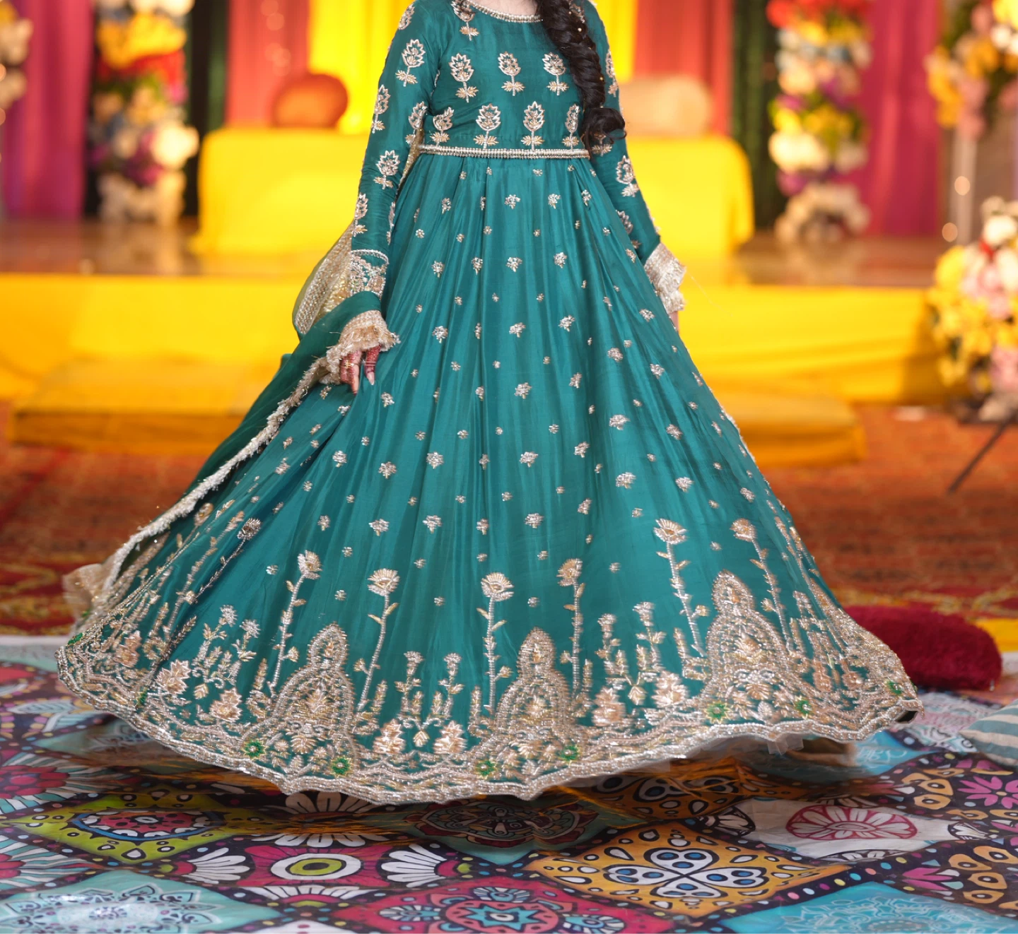 Green embroidered Lehnga Choli with dupatta and clutch - photo 2