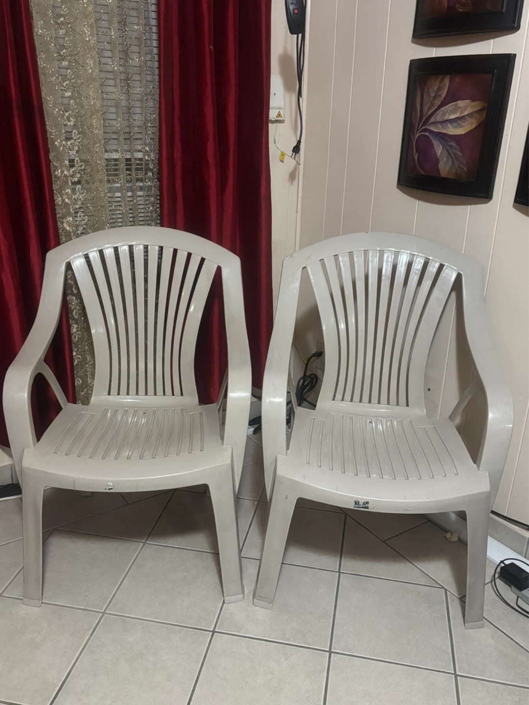 Set of 2 Plastic Chairs