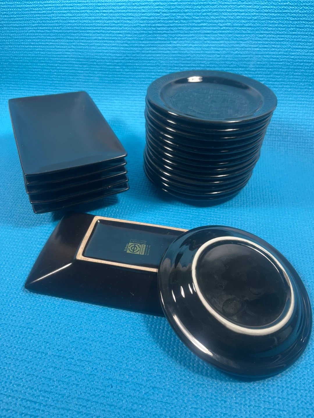 Sleek 20pc black set. 6 Trilogy platters + 14 plates. - photo 3