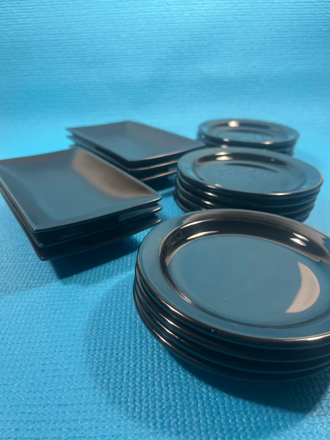 Sleek 20pc black set. 6 Trilogy platters + 14 plates. - photo 2