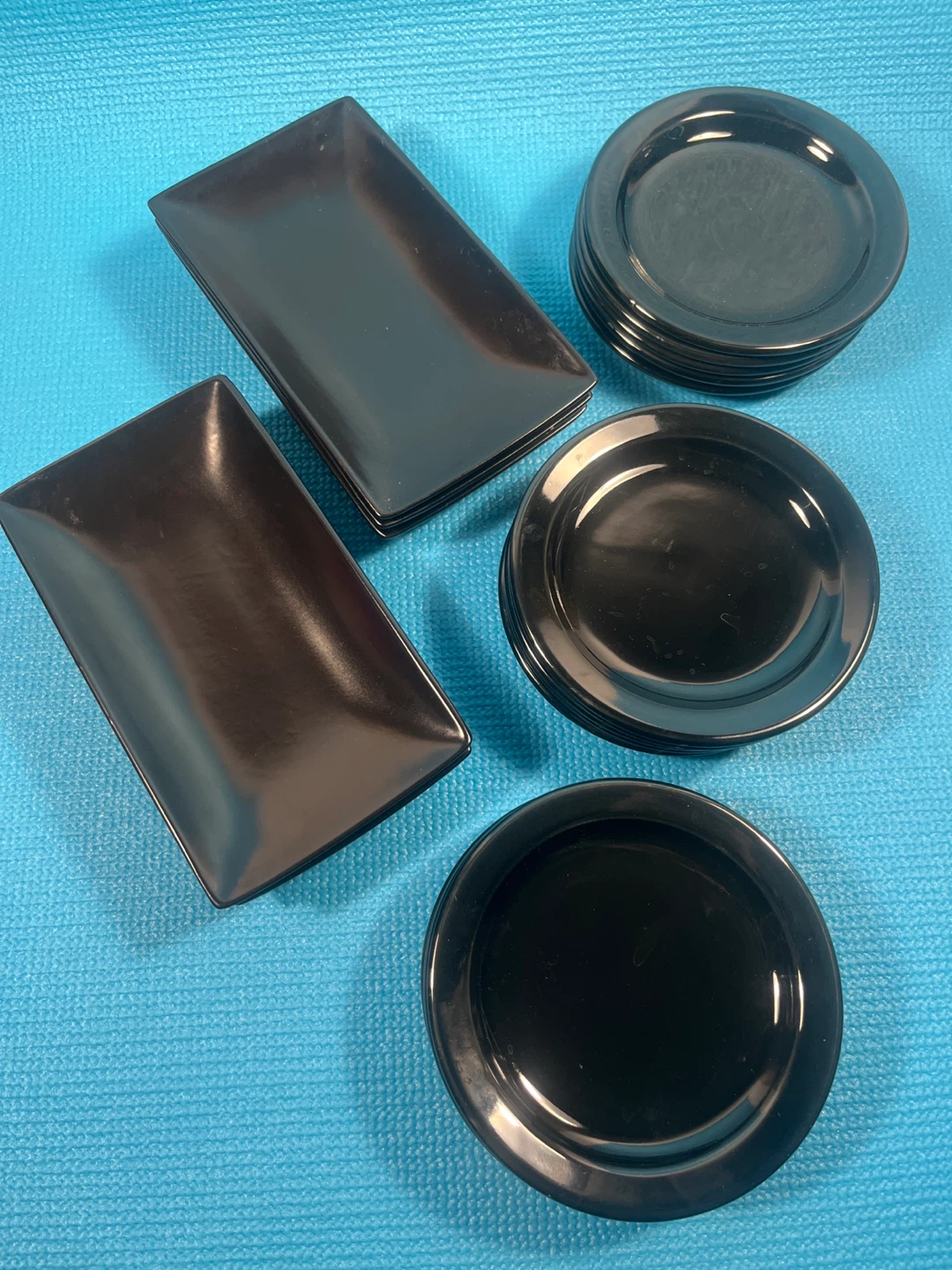 Sleek 20pc black set. 6 Trilogy platters + 14 plates.