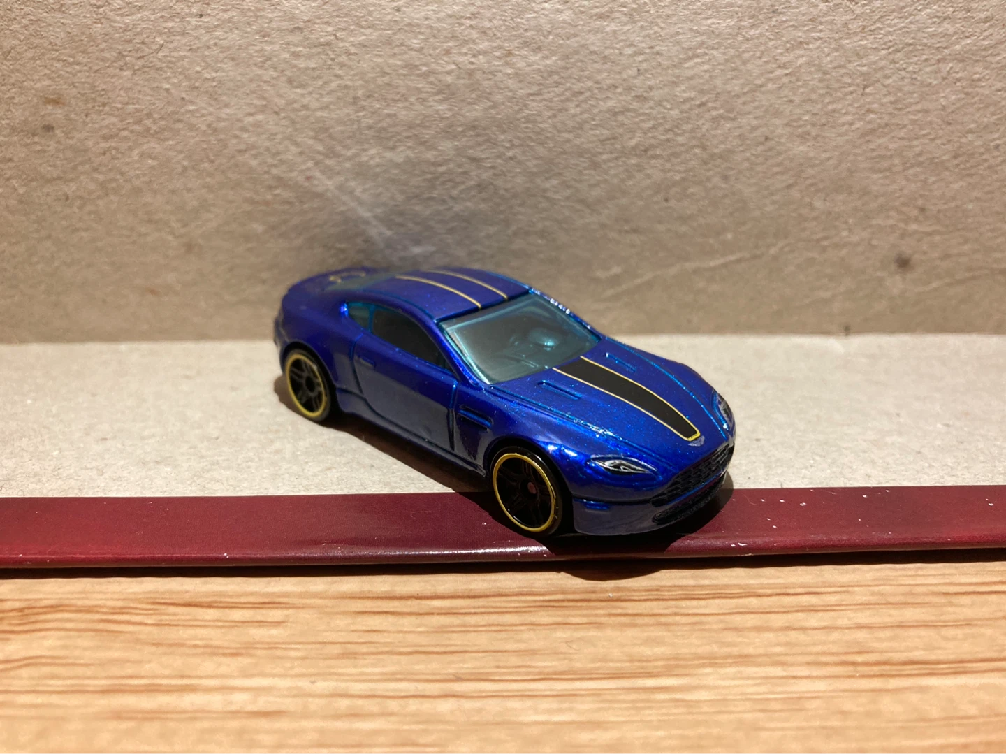 Hot Wheels Loose / Aston Martin V8 Vantage / Blue