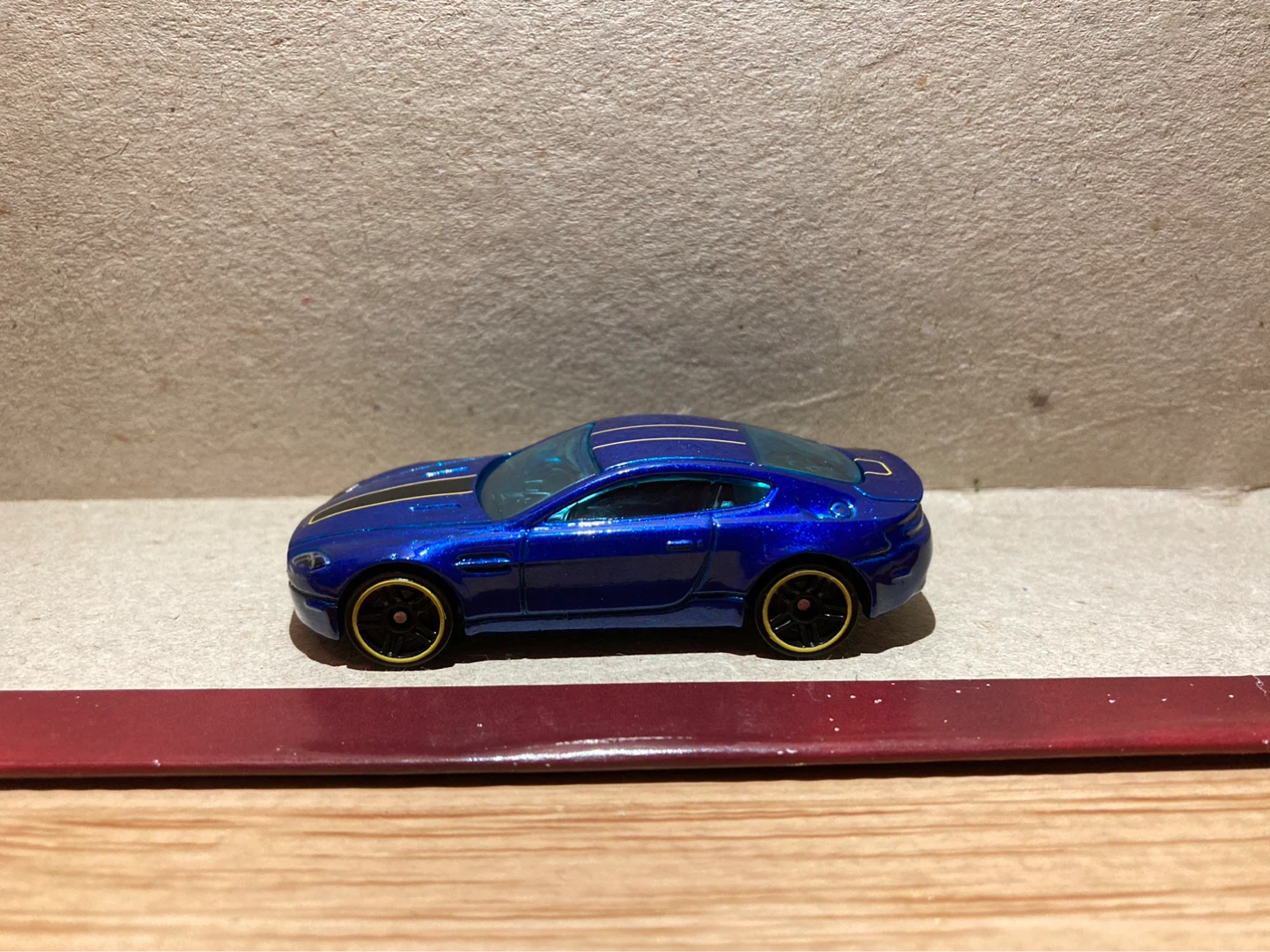 Hot Wheels Loose / Aston Martin V8 Vantage / Blue - photo 3