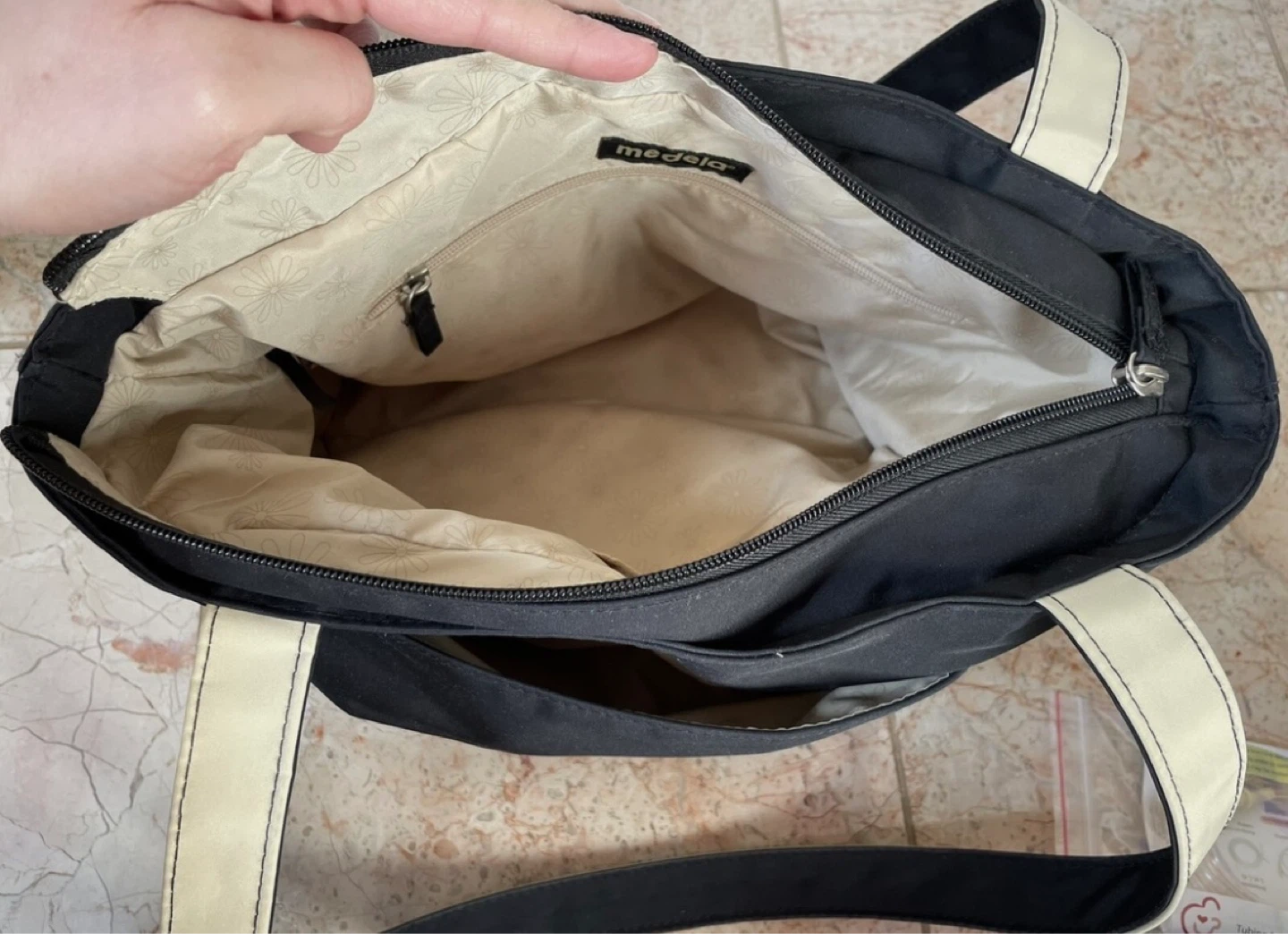 Medela Shoulder Tote Bag for Breast Pump + Cooler with Ice Pack - photo 2