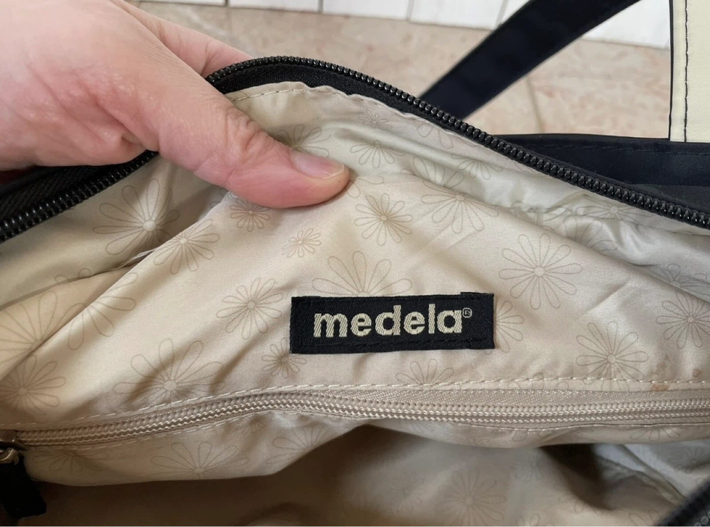 Medela Shoulder Tote Bag for Breast Pump + Cooler with Ice Pack - photo 3