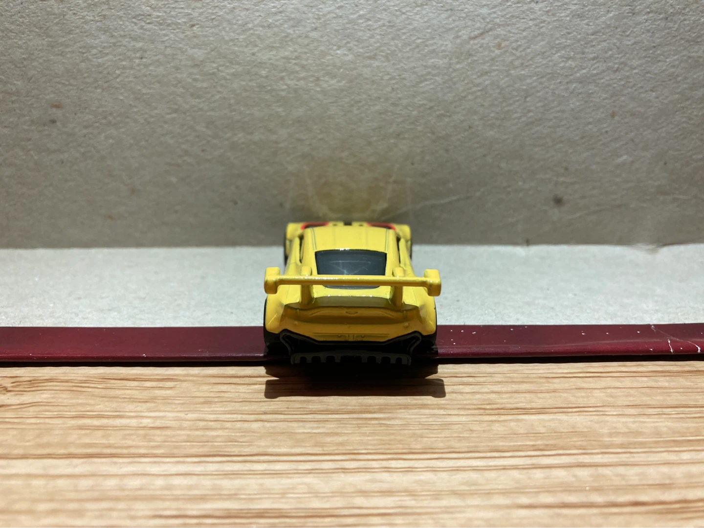 Hot Wheels Loose / Aston Martin Vantage GTE / Yellow - photo 4