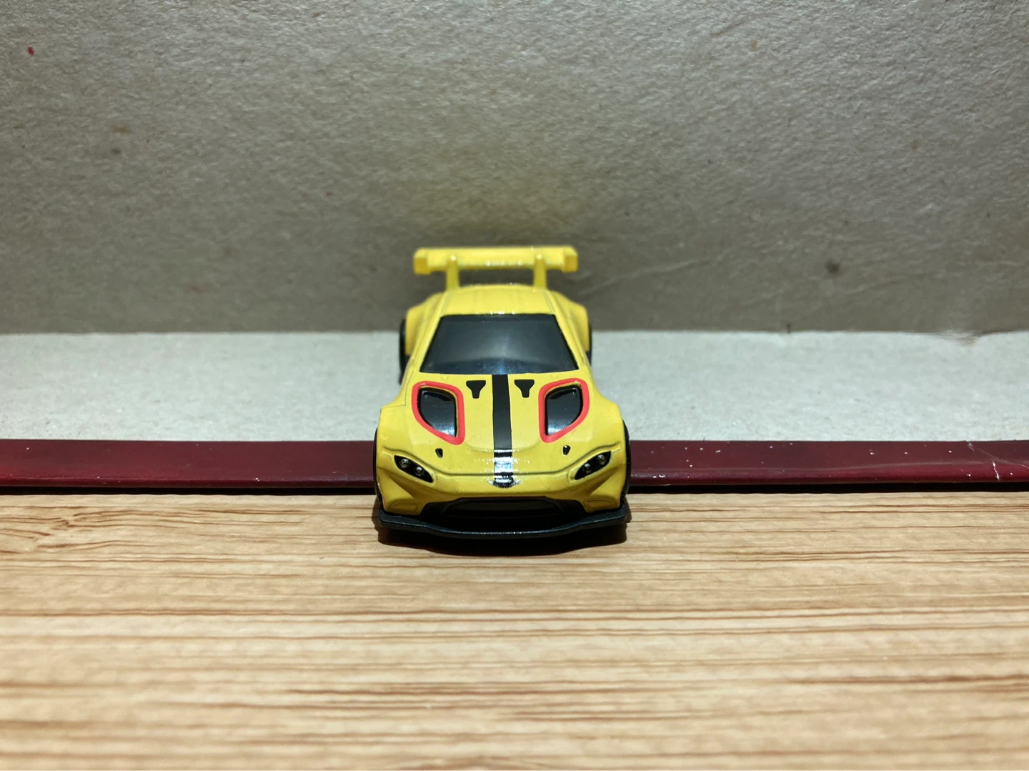Hot Wheels Loose / Aston Martin Vantage GTE / Yellow - photo 2