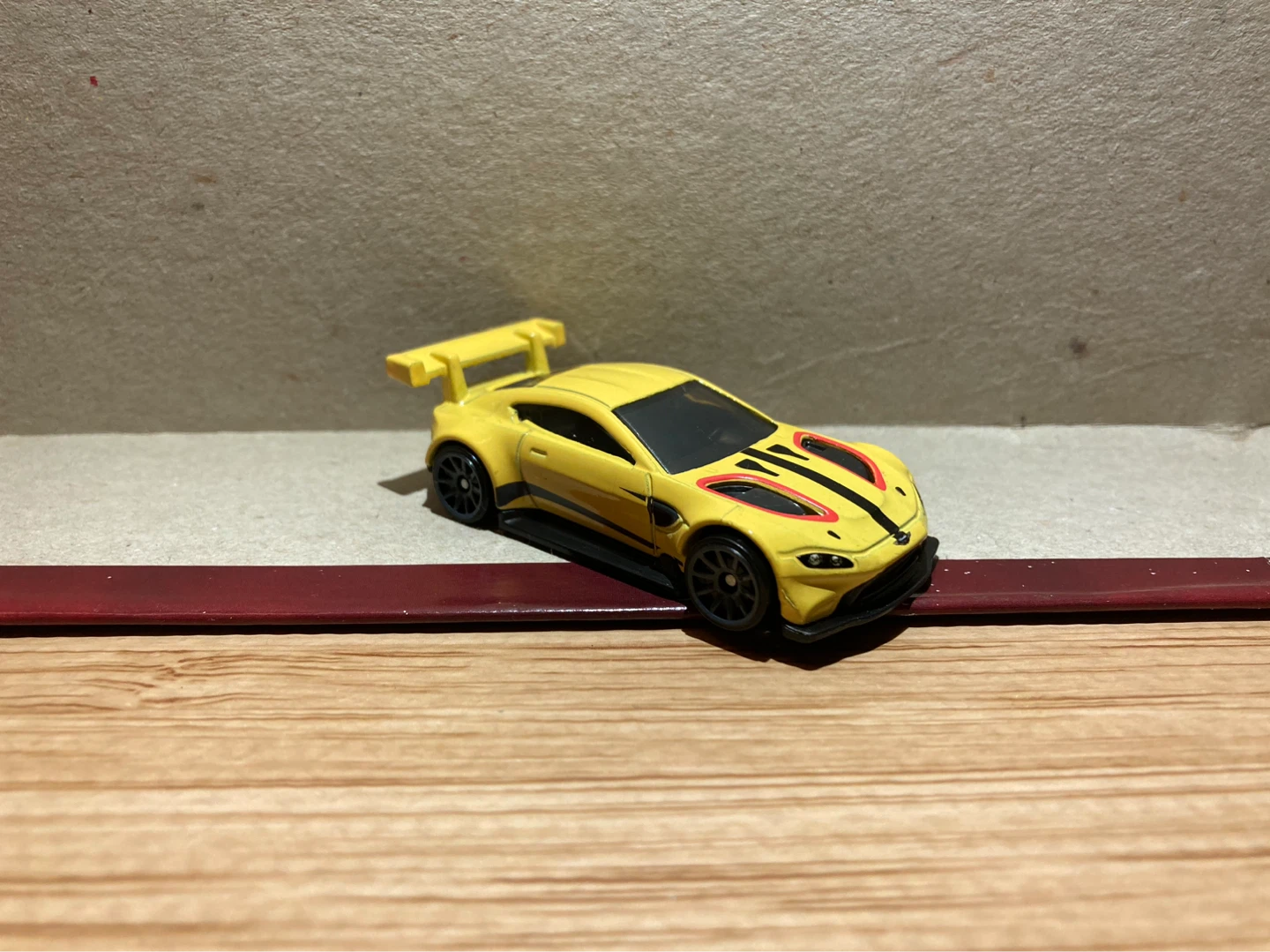 Hot Wheels Loose / Aston Martin Vantage GTE / Yellow