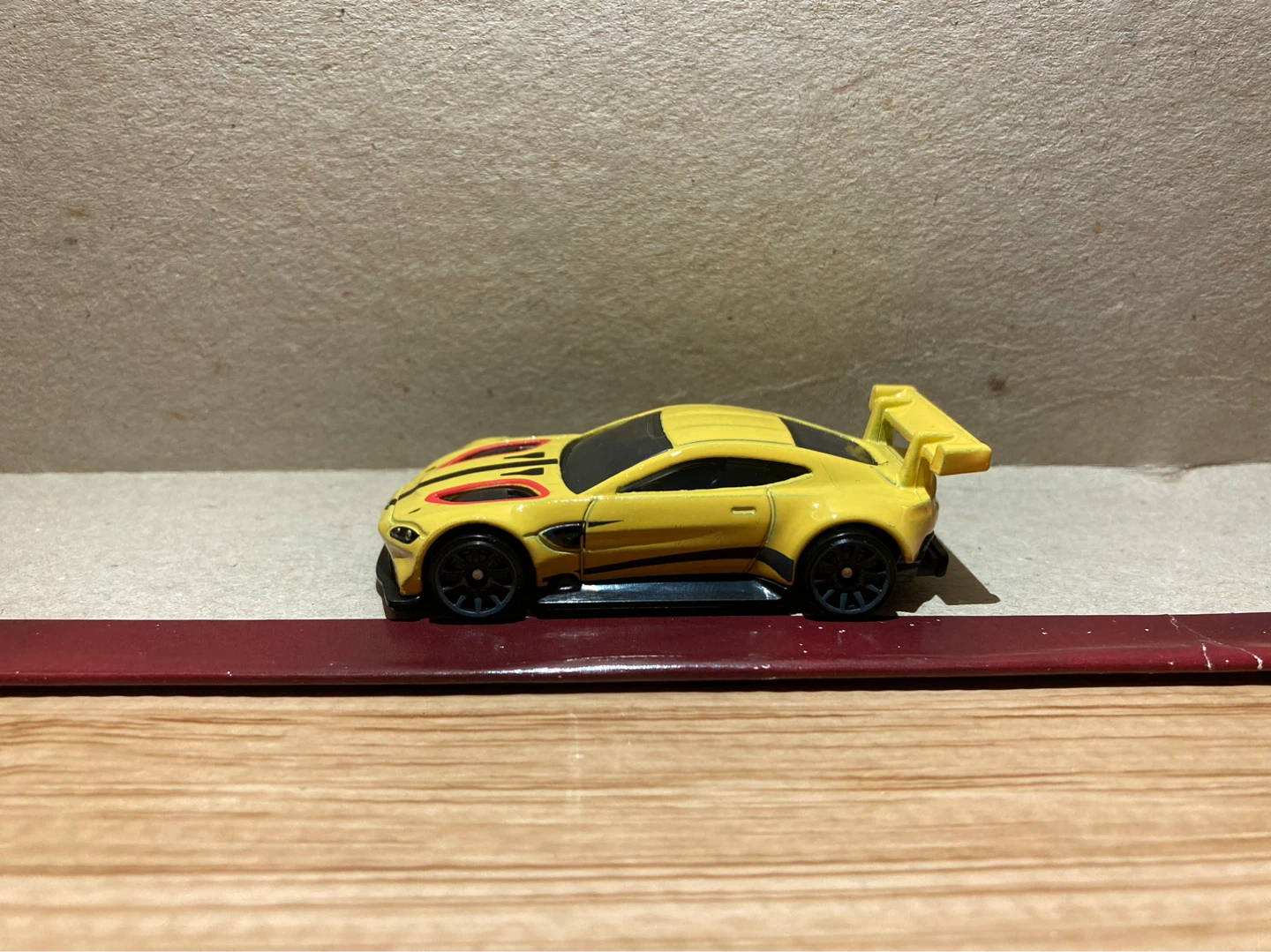 Hot Wheels Loose / Aston Martin Vantage GTE / Yellow - photo 3