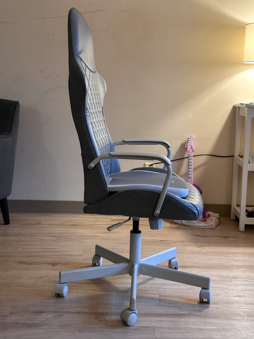 Office chair and table - photo 3