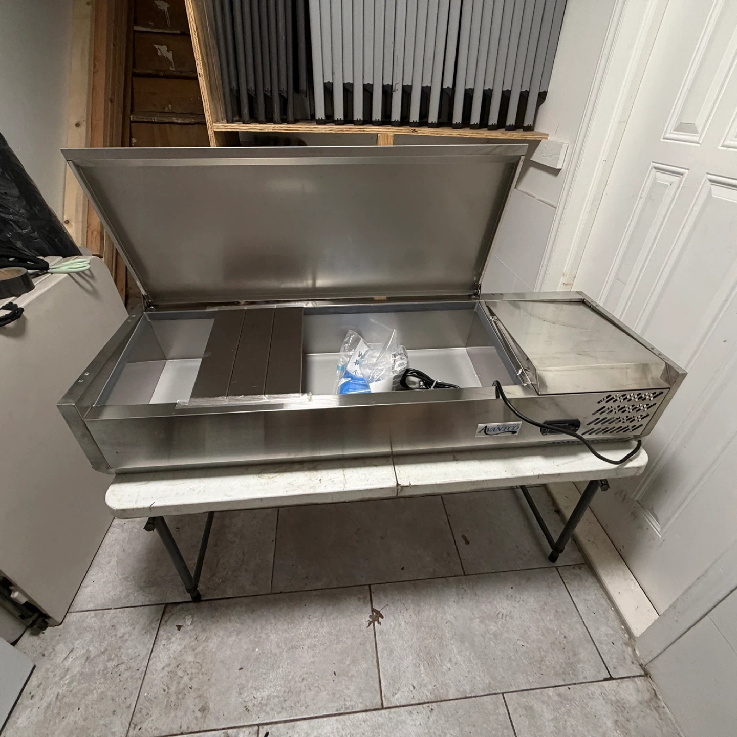 Avantco Refrigerated Sandwich/Salad Prep Table - Stainless Steel - photo 3