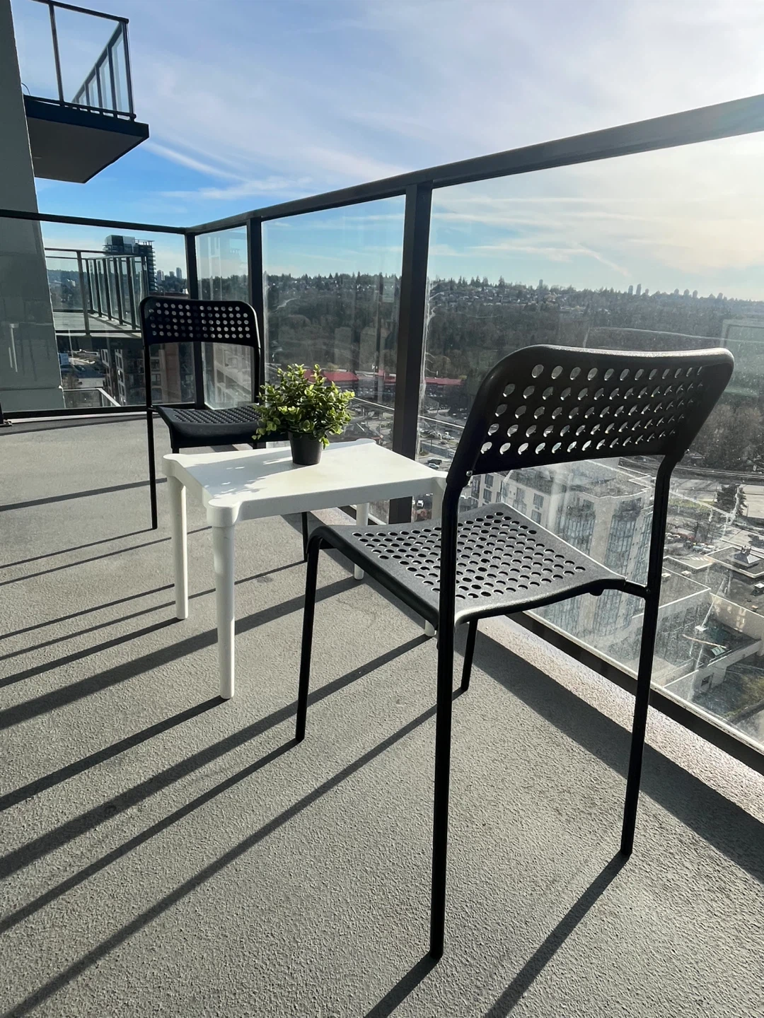 White Side Table and 2 Black Chairs Set - photo 5