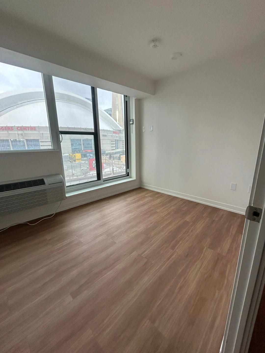 Private Room with Washroom - May 1st Move-In - photo 3