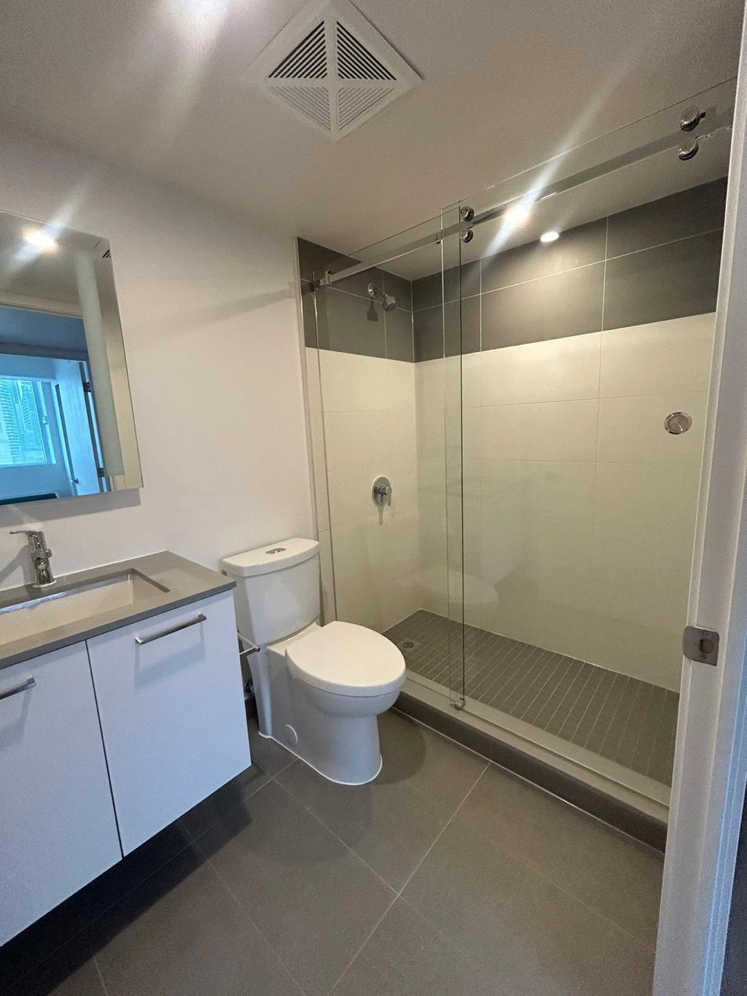 Private Room with Washroom - May 1st Move-In - photo 2