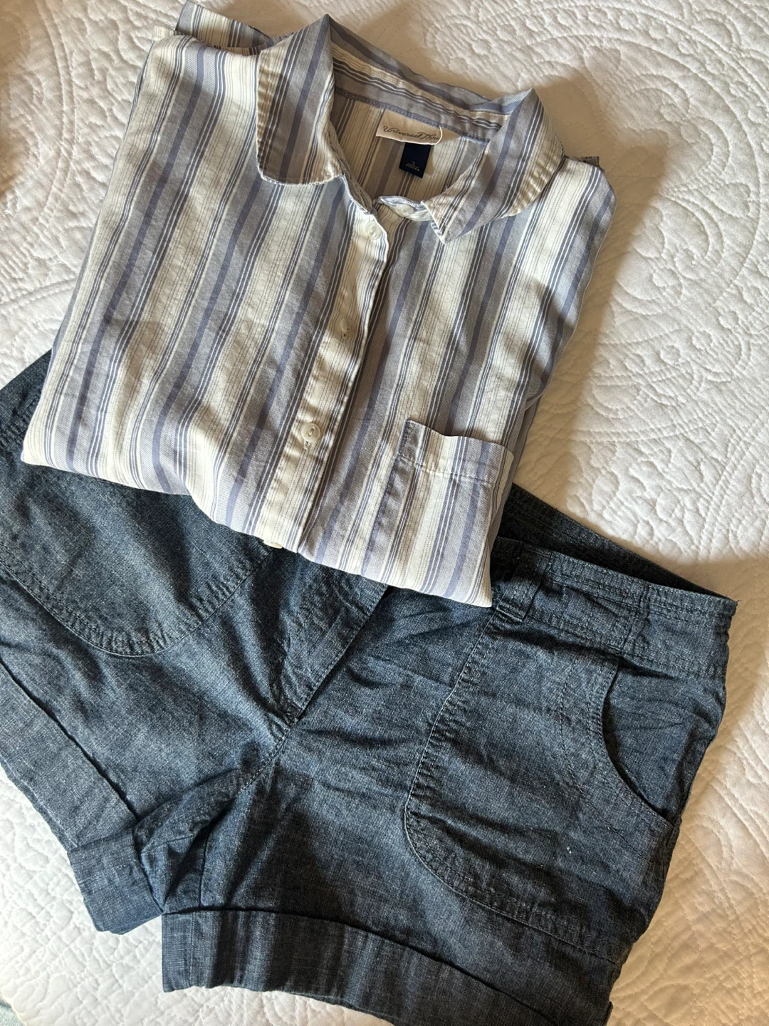 LOFT Blue Chambray Shorts & Universal Thread shirt (bundle) - photo 2