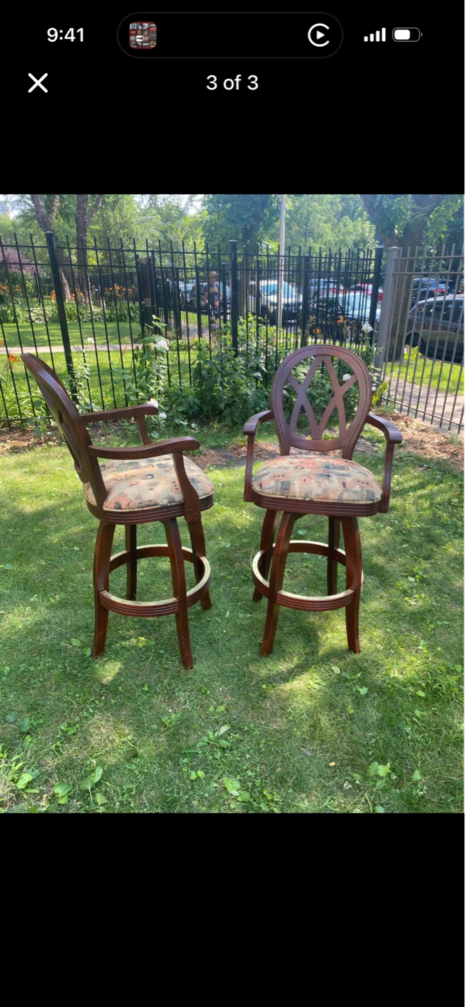 Set of 2 Swivel Bar Stools . Easy garage pick up - photo 3