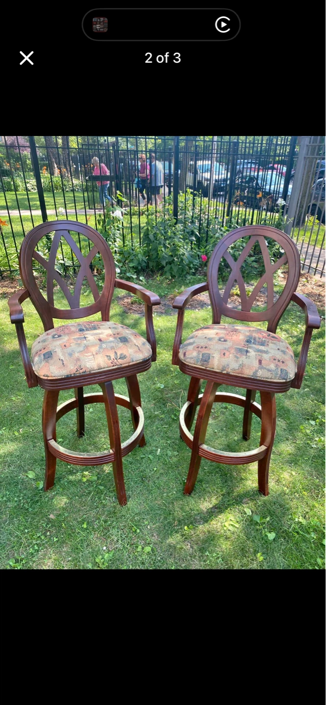 Set of 2 Swivel Bar Stools . Easy garage pick up - photo 2