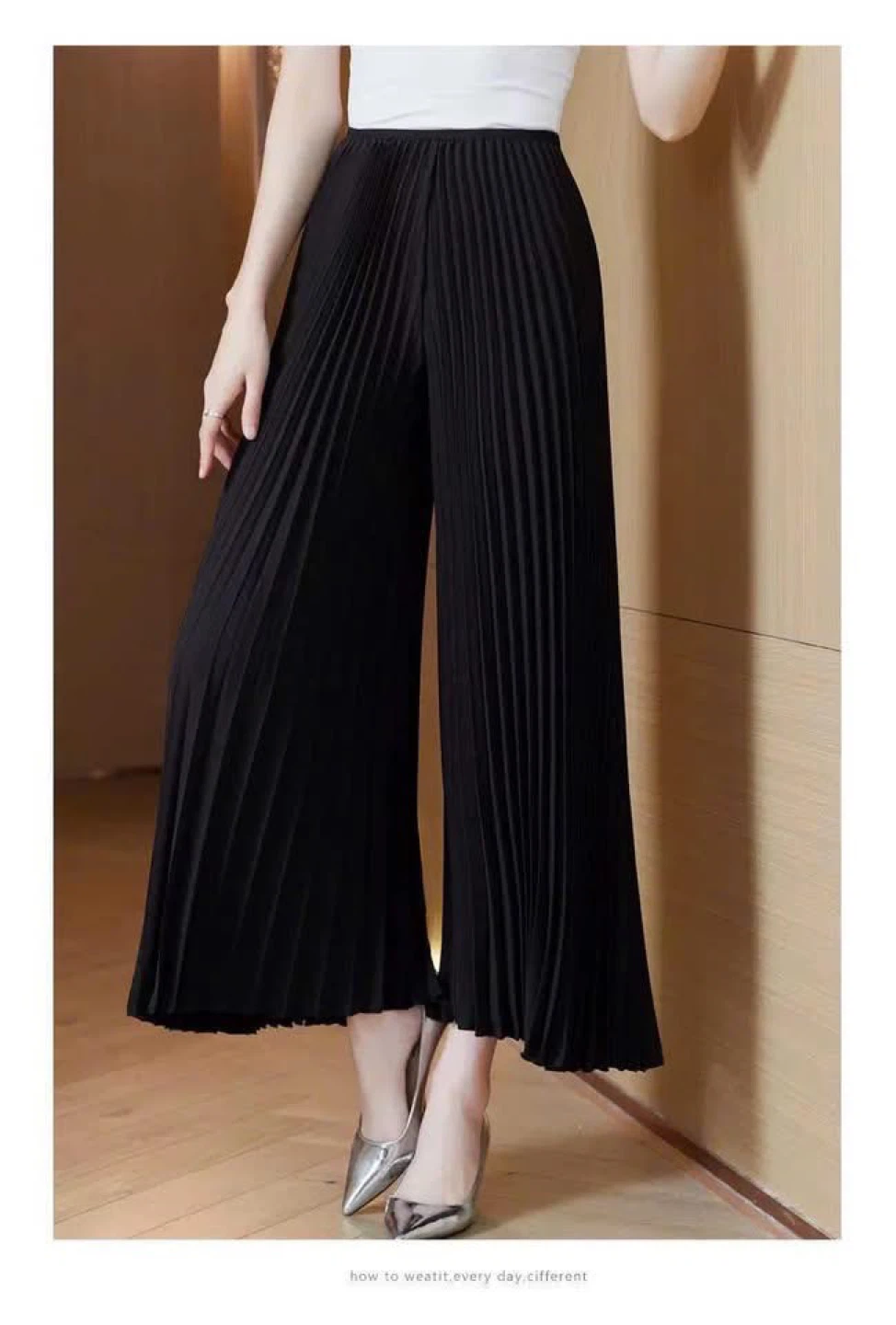 Women's Black Pleated Wide Leg Cropped Pants