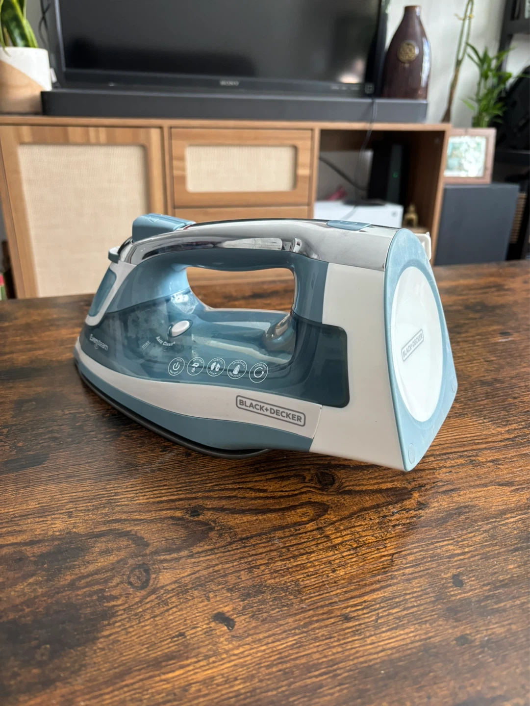 BLACK+DECKER EvenSteam Iron (like new!) - photo 4