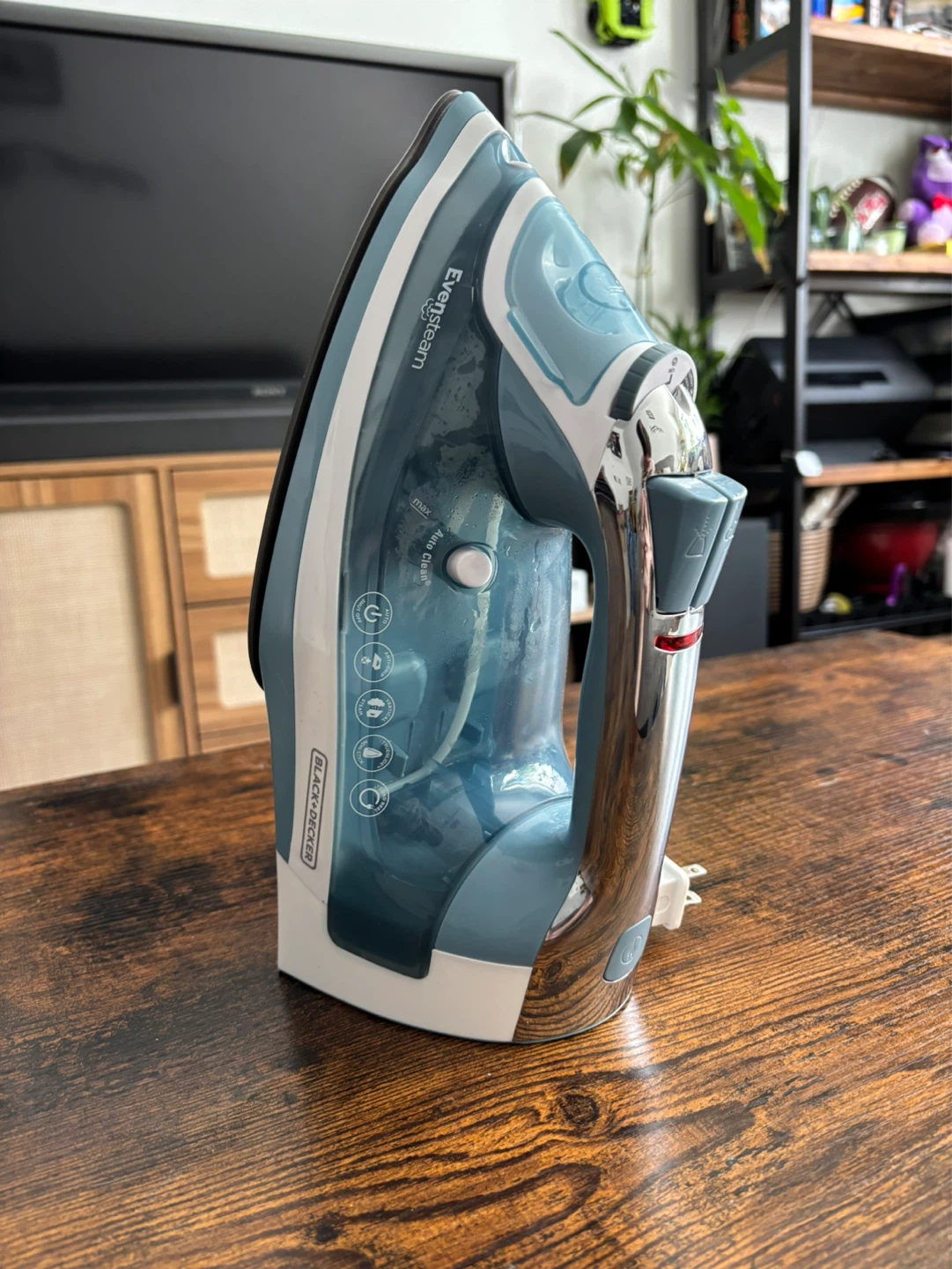 BLACK+DECKER EvenSteam Iron (like new!) - photo 2