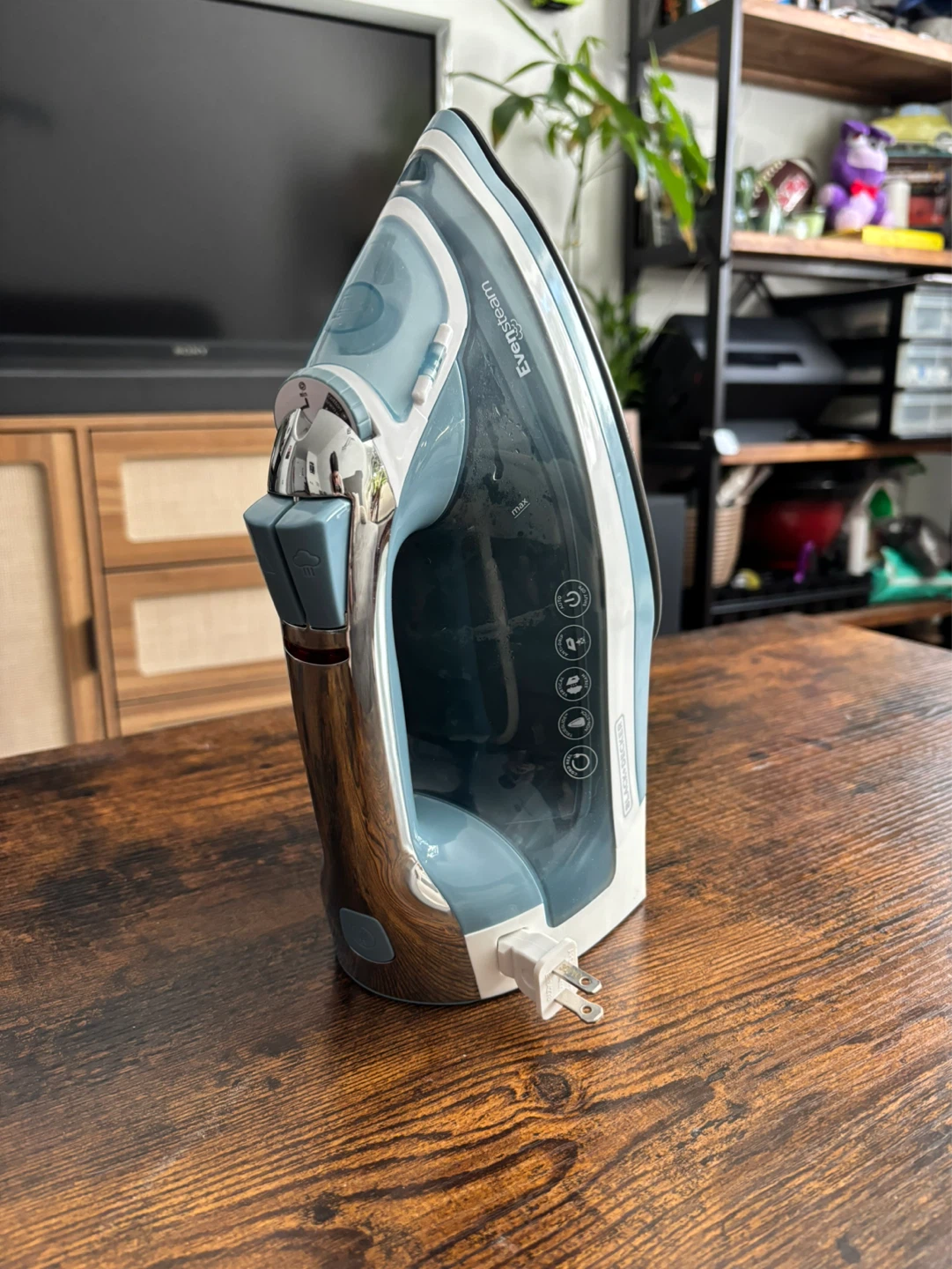 BLACK+DECKER EvenSteam Iron (like new!)