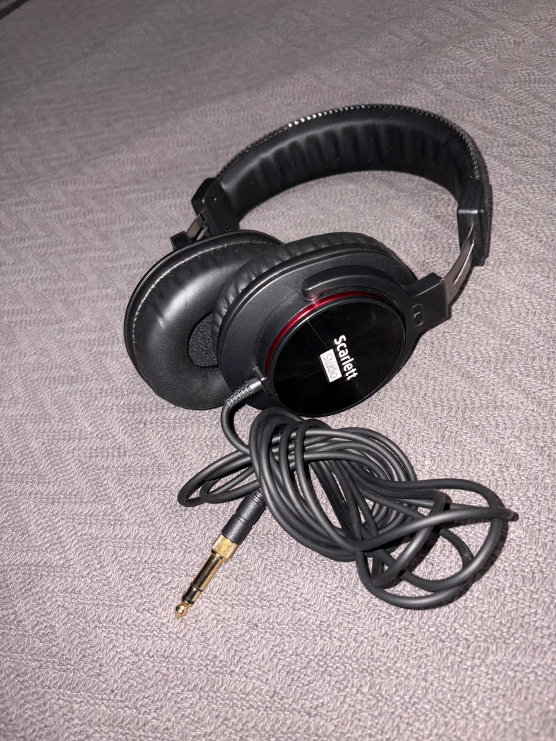 Focusrite Scarlett Studio Microphone and Headphones - photo 2