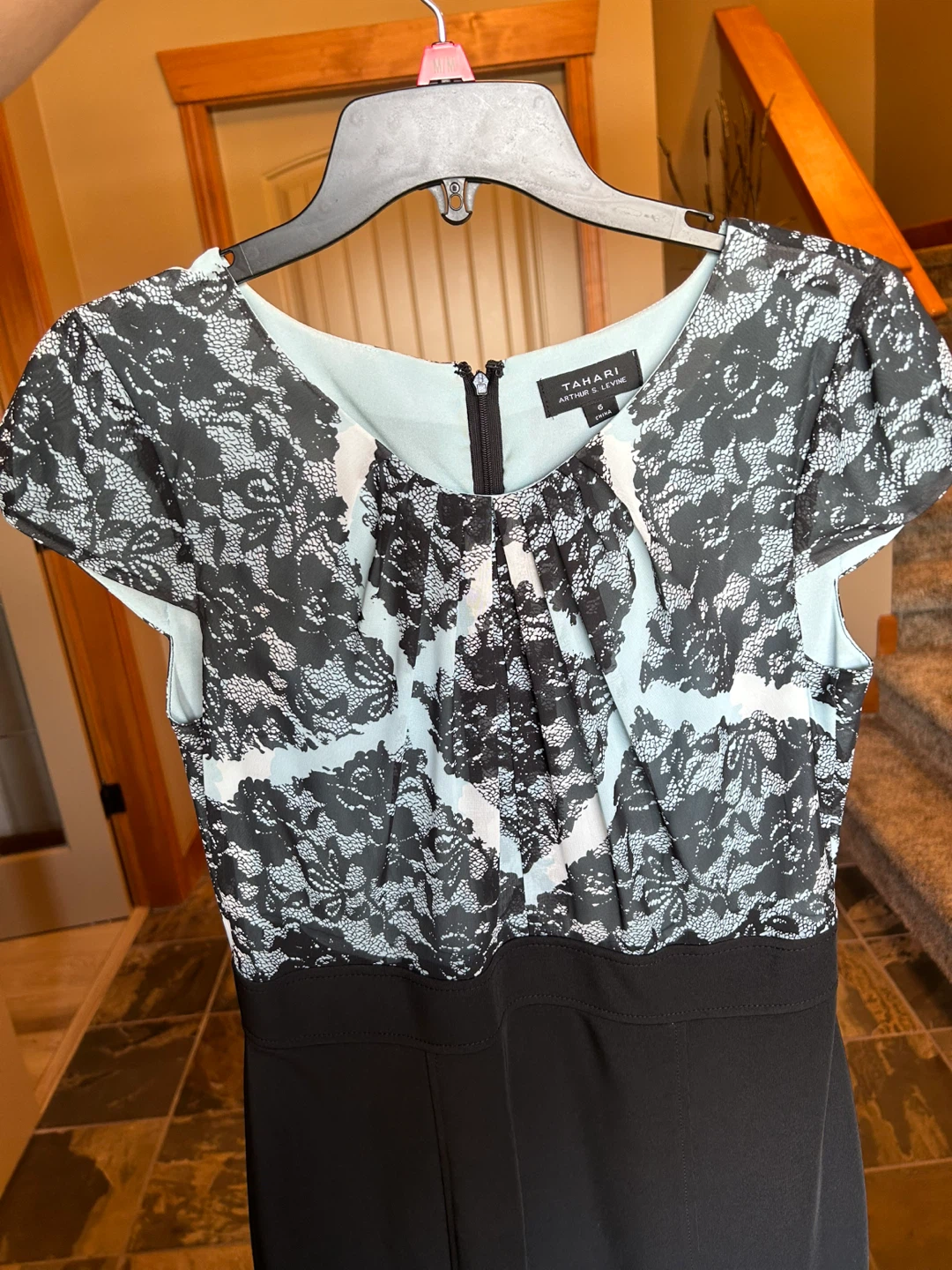 ✨ Elegant Tahari Dress – Size 6 ✨
