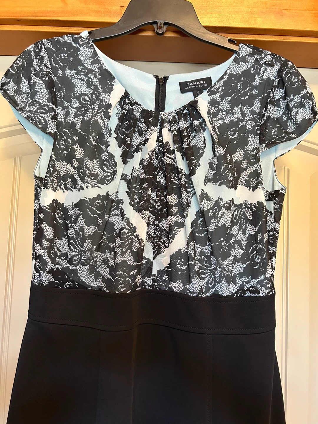 ✨ Elegant Tahari Dress – Size 6 ✨ - photo 2
