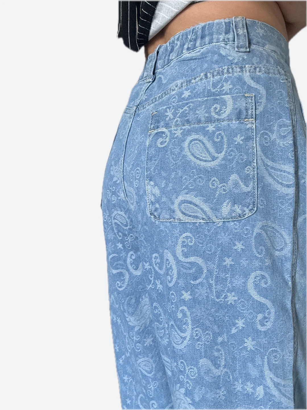 BNWT Light Wash Paisley Print Jeans - photo 3