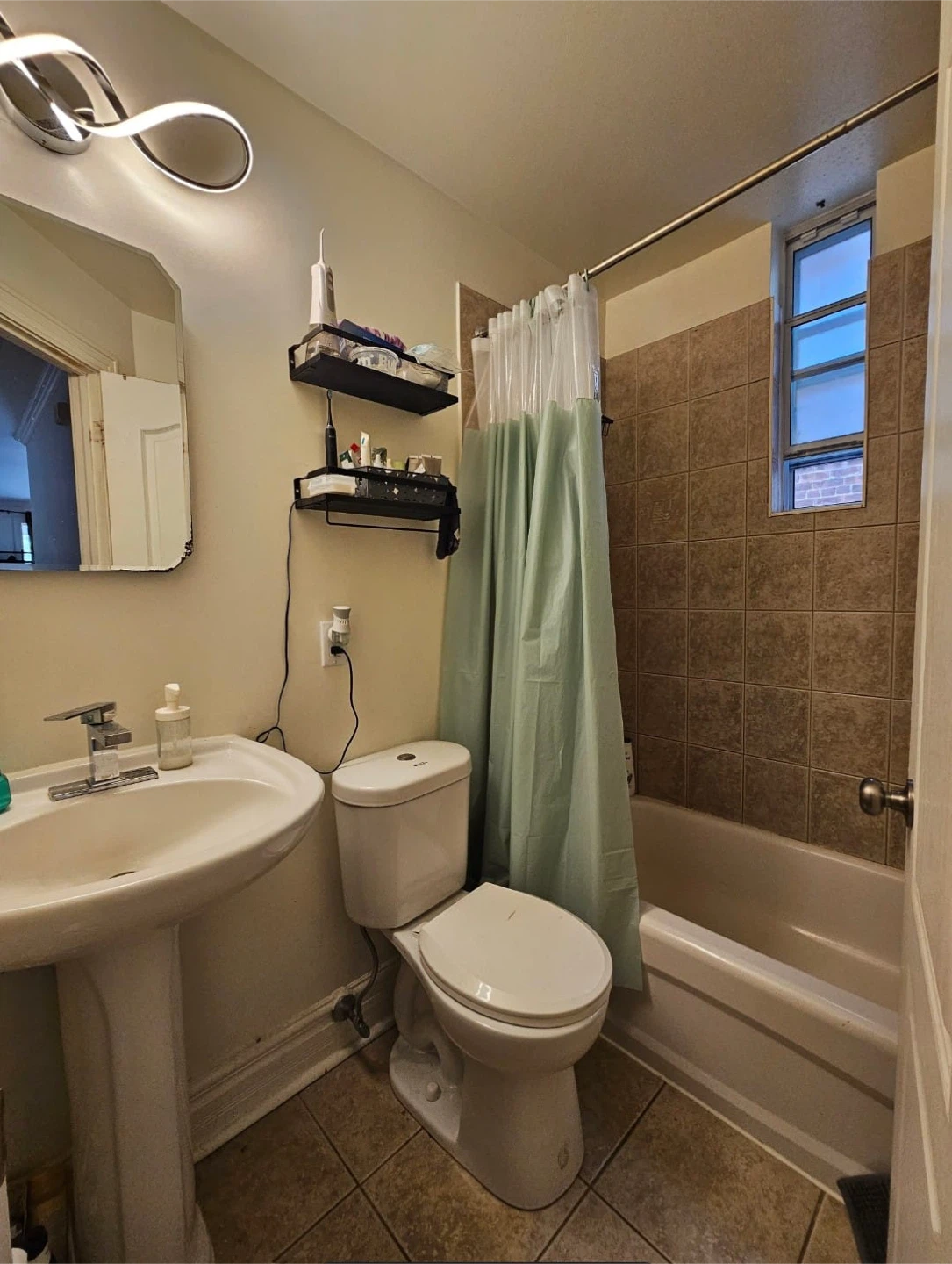 1 Private Bedroom in shared 3 bed 2 bathroom unit - photo 3