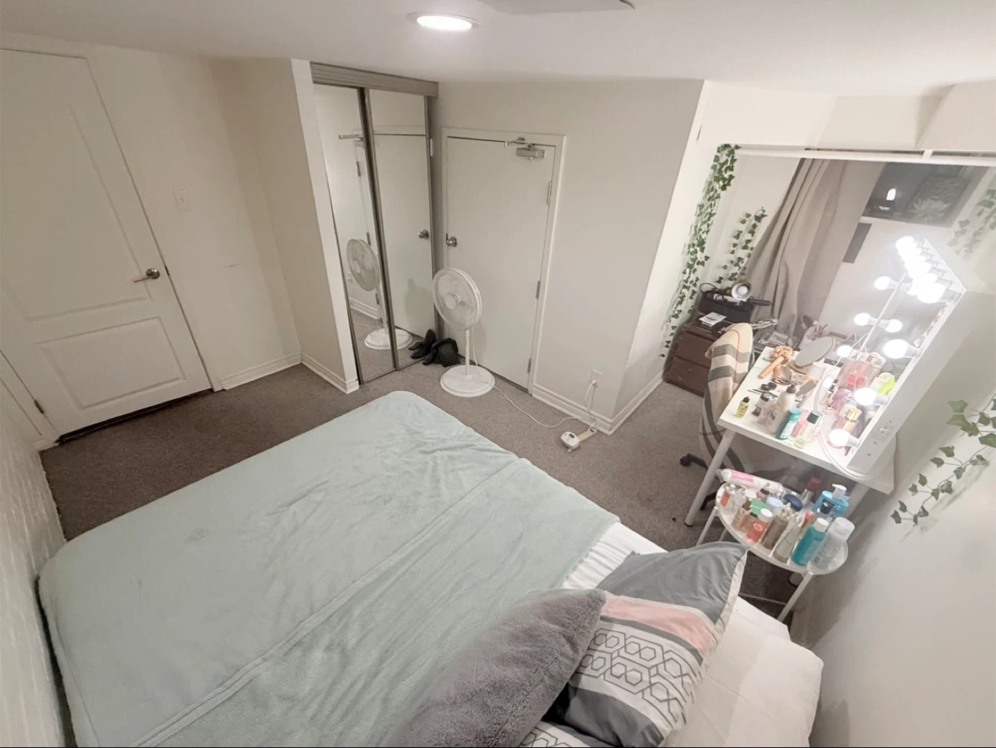 1 Private Bedroom in shared 3 bed 2 bathroom unit - photo 2
