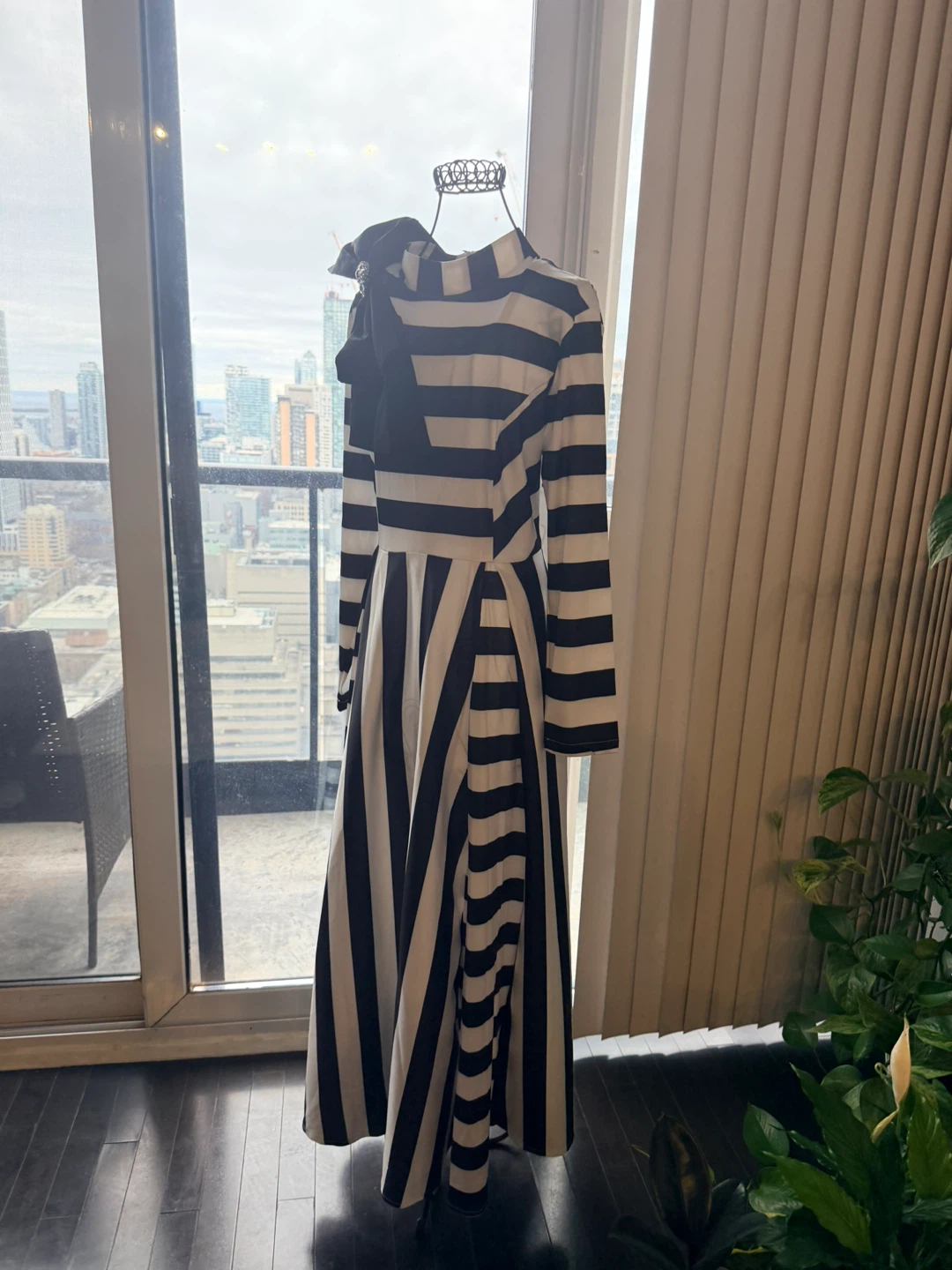 Black and White Striped Dress with Brooch - photo 3