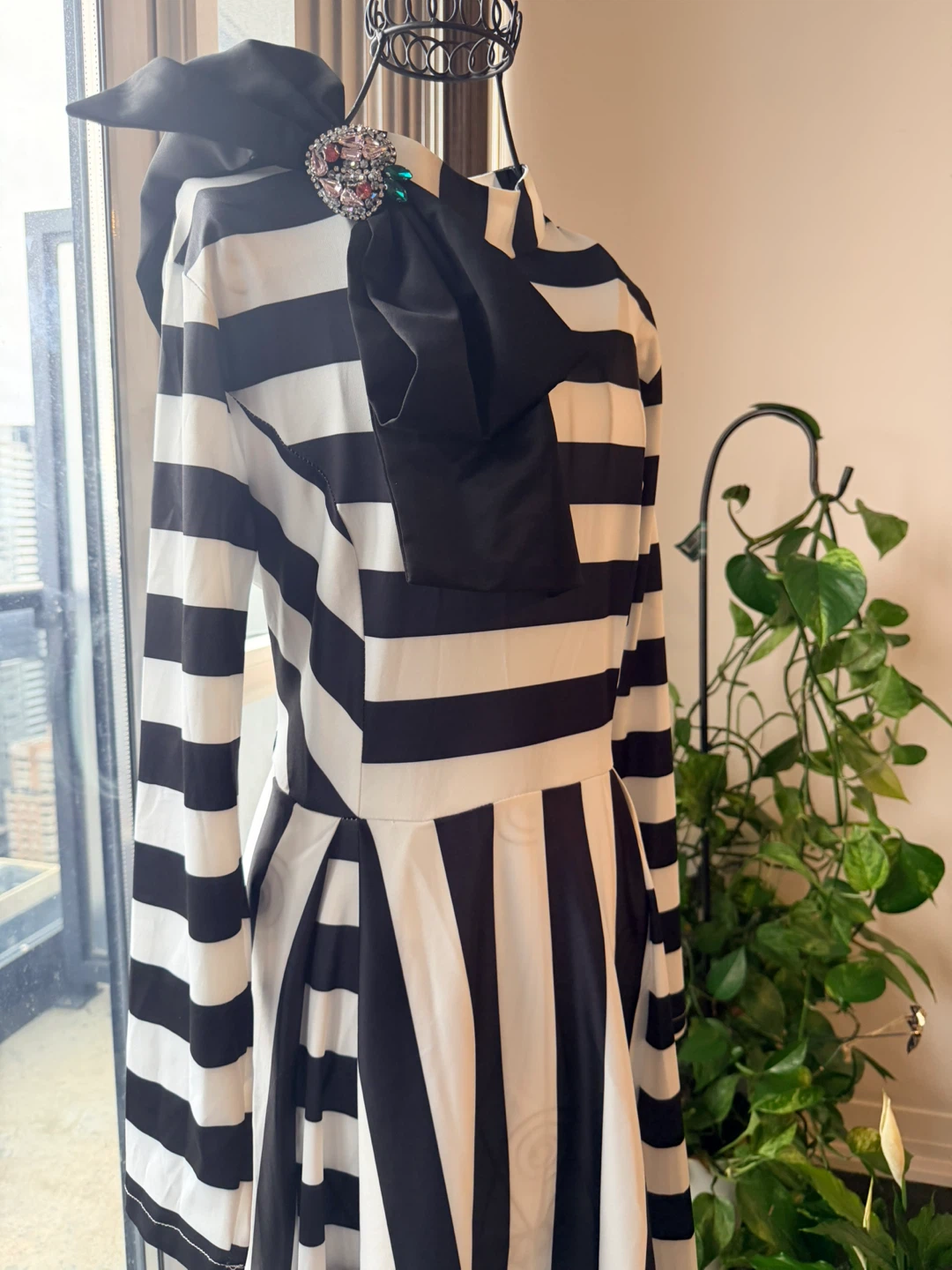 Black and White Striped Dress with Brooch - photo 5