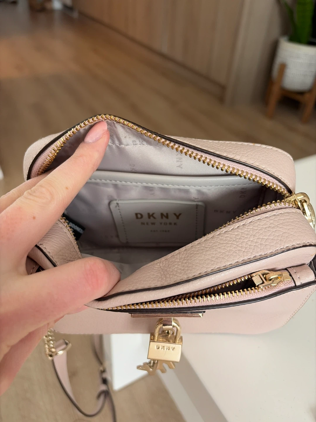 DKNY pink purse - photo 2