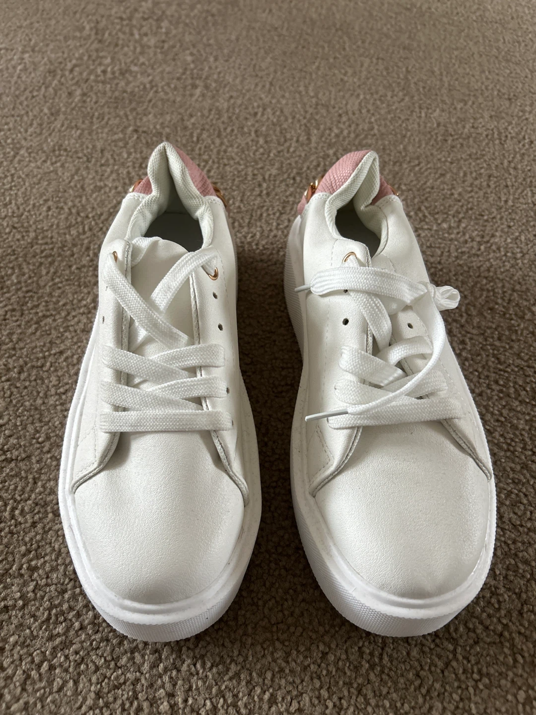 White fashion sneakers with pink accents and gold chain detail - photo 3