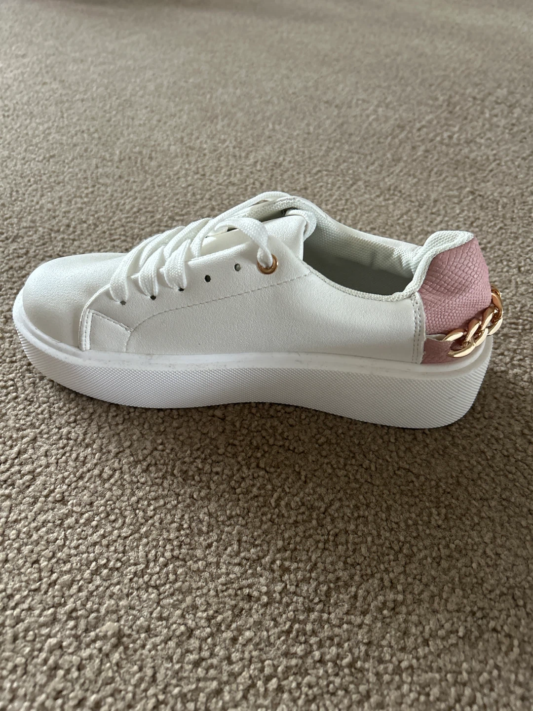 White fashion sneakers with pink accents and gold chain detail - photo 2
