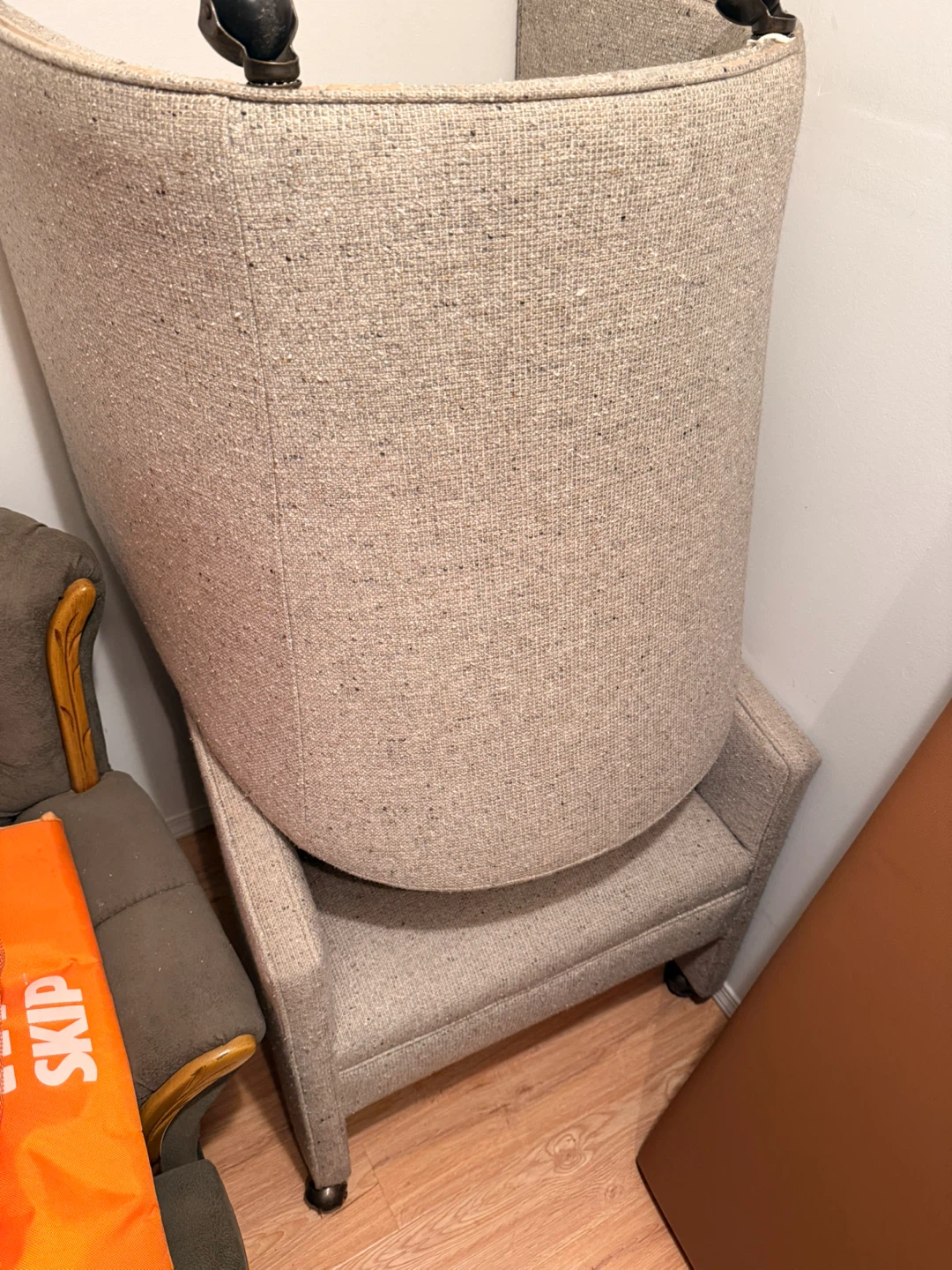 Upholstered High-Back Accent Chair with Casters 🌱 - photo 2