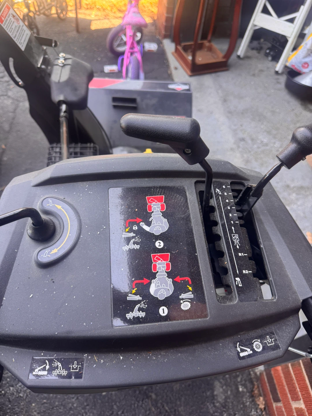 Briggs & Stratton S1024 Snow Blower - photo 4