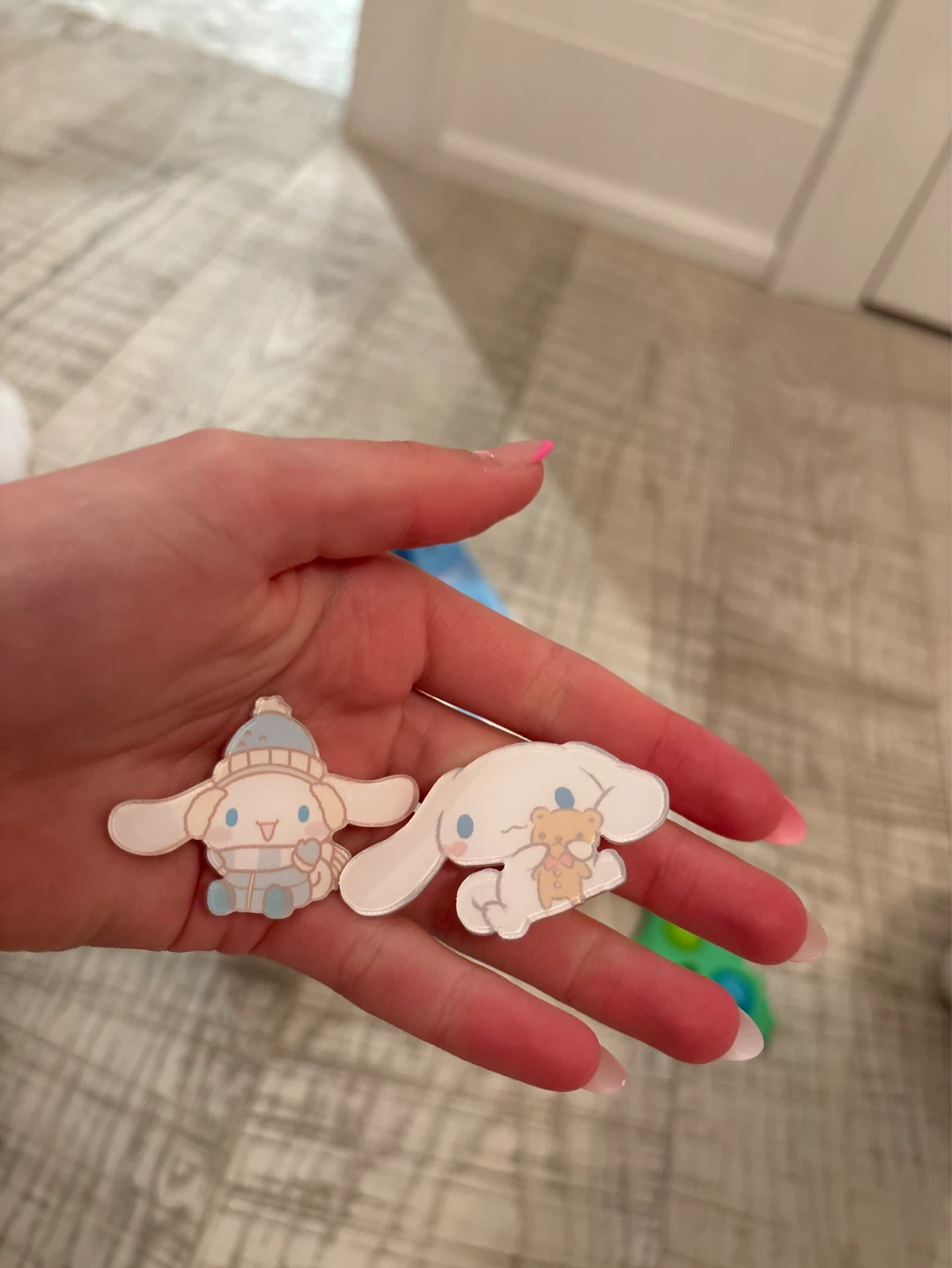 Brand new Cinnamoroll purse with keychain and pins - photo 3