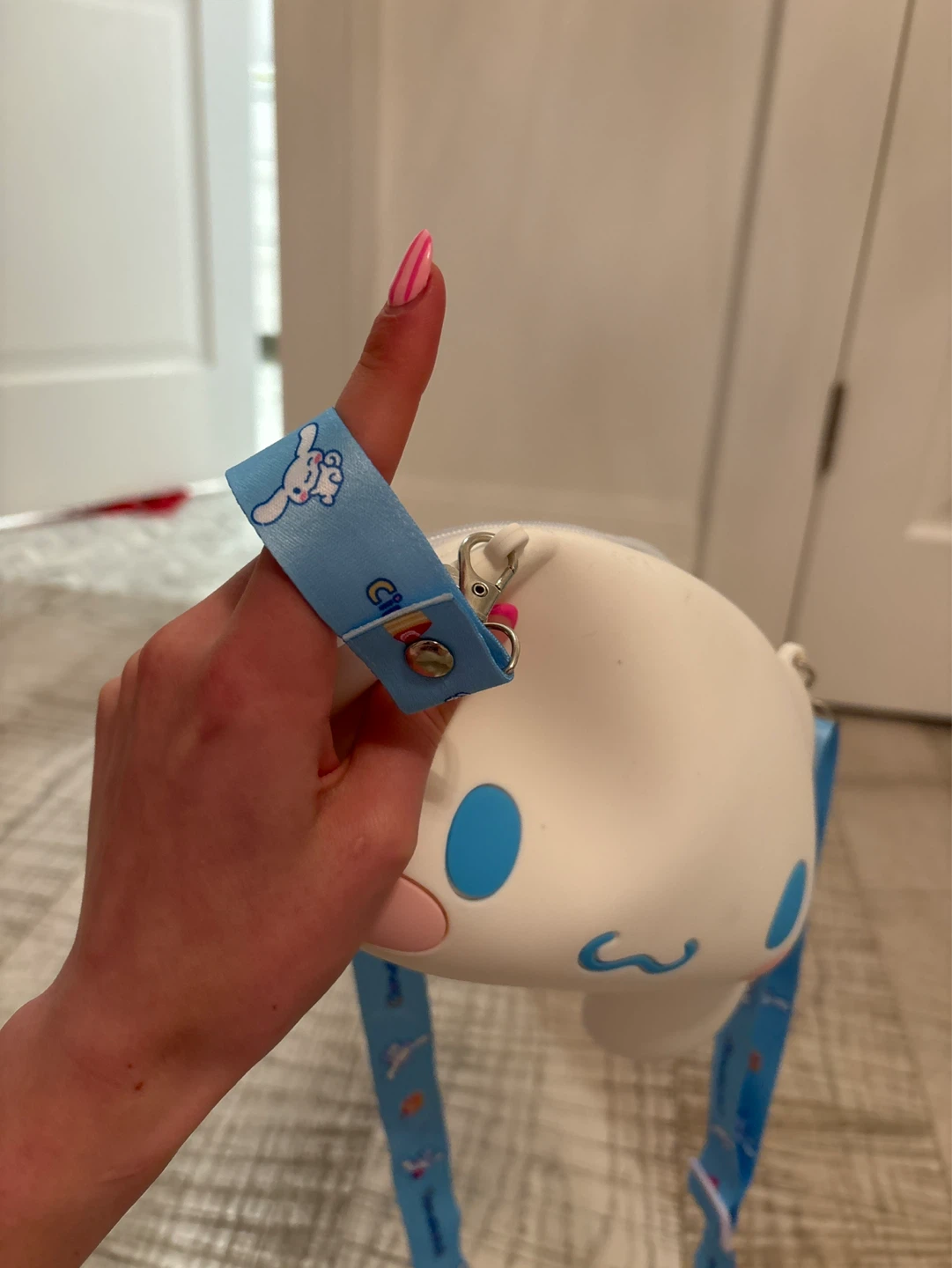 Brand new Cinnamoroll purse with keychain and pins - photo 2