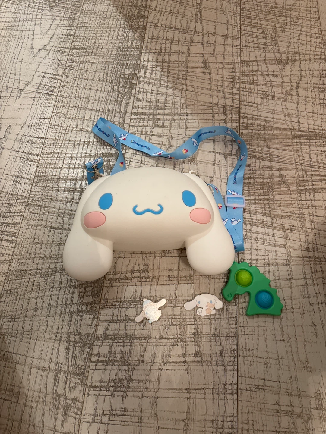 Brand new Cinnamoroll purse with keychain and pins