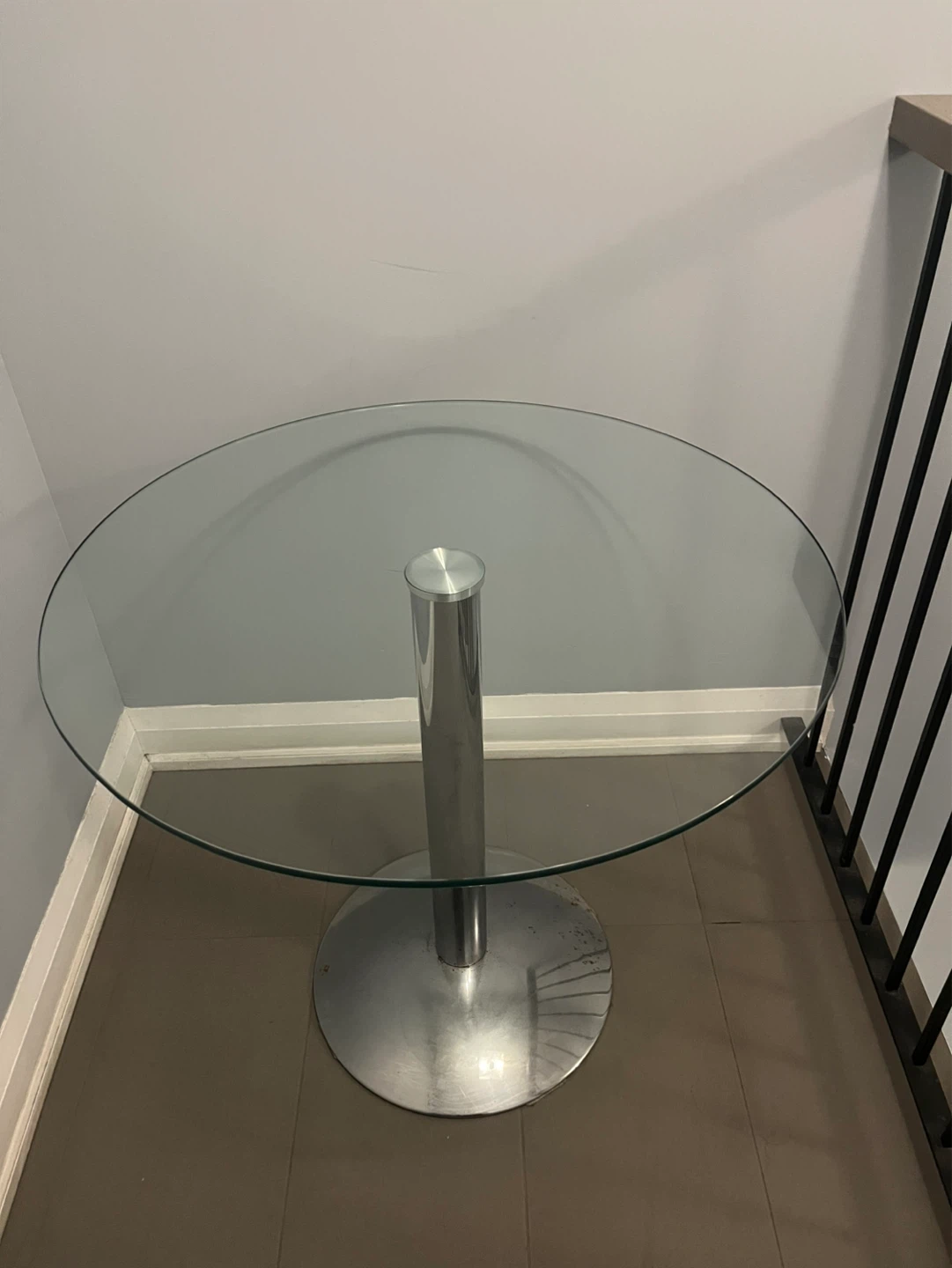 round glass table