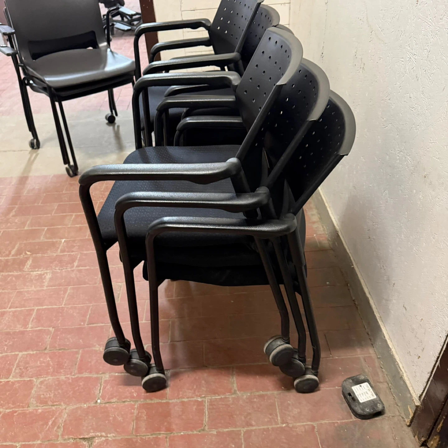 6 Sonic guest chairs with armrests - photo 3