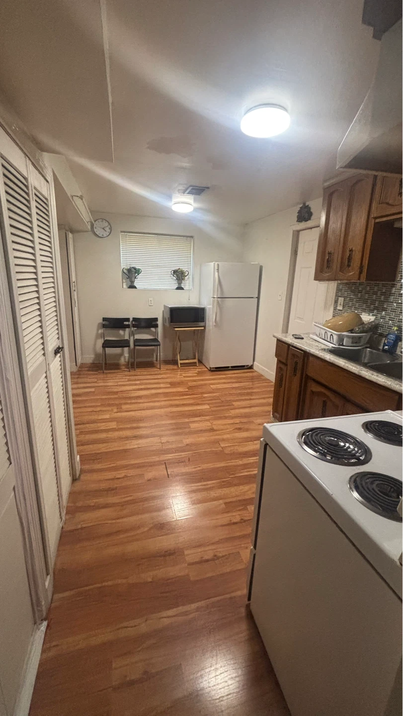 2 bedroom 1 bathroom Basment for rent in guildford bc - photo 4